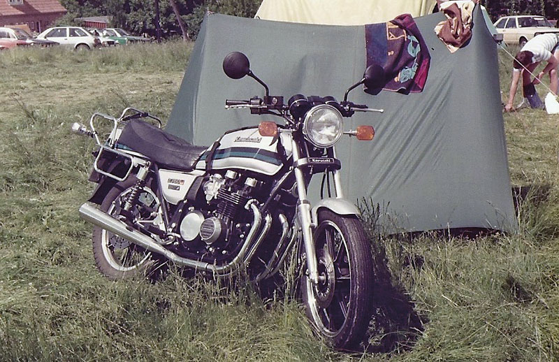 Kawasaki Z750 1983 beim Zelten