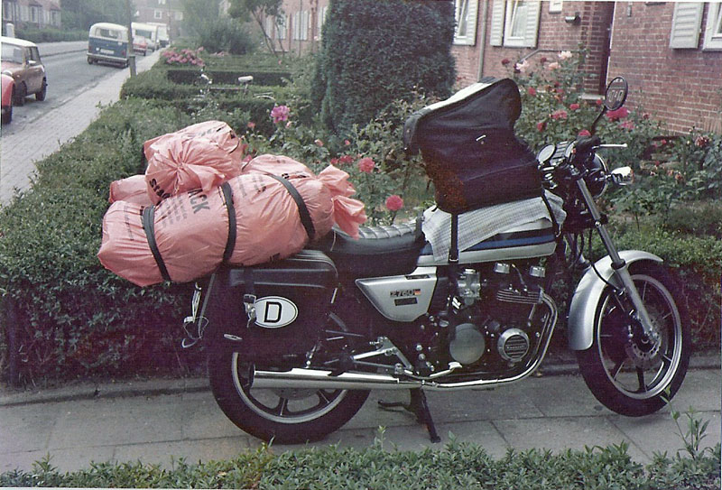 Kawasaki Z750 1984 voellig ueberladen auf dem Weg nach Griechenland