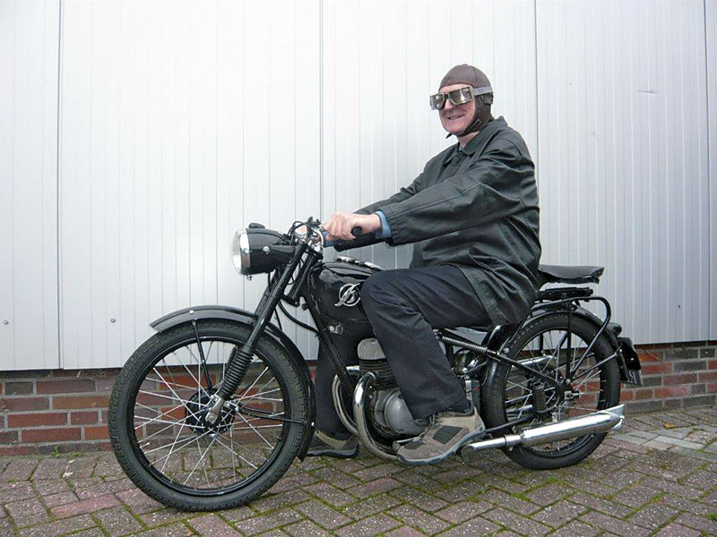 Josef Karl Maassen mit Hoffmann Motorrad