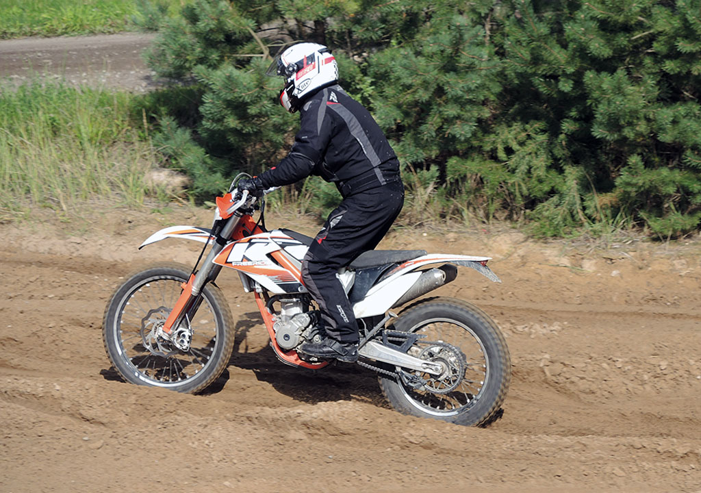 ADAC Lueneburg KTM Training Im Tiefsand Gewicht nach hinten und am Gas bleiben