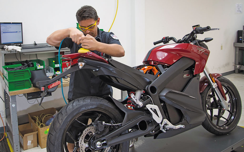 Zero Werksbesichtigung Polierarbeiten