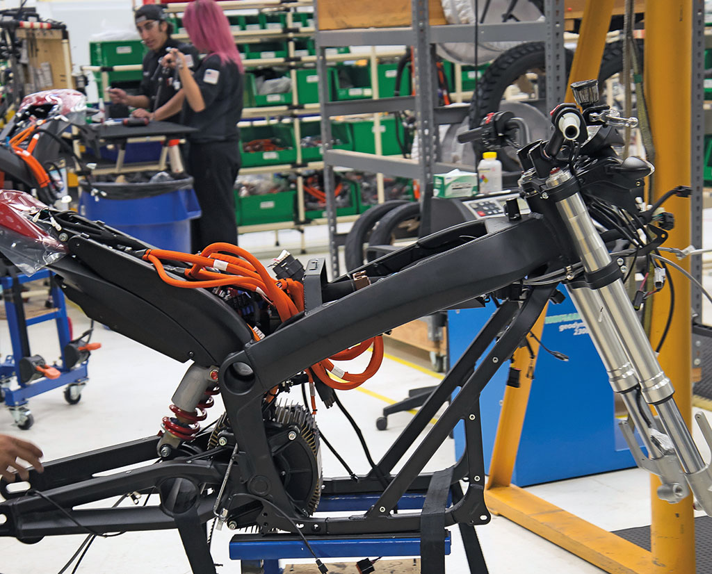 Zero Werksbesichtigung Rahmen mit Motor