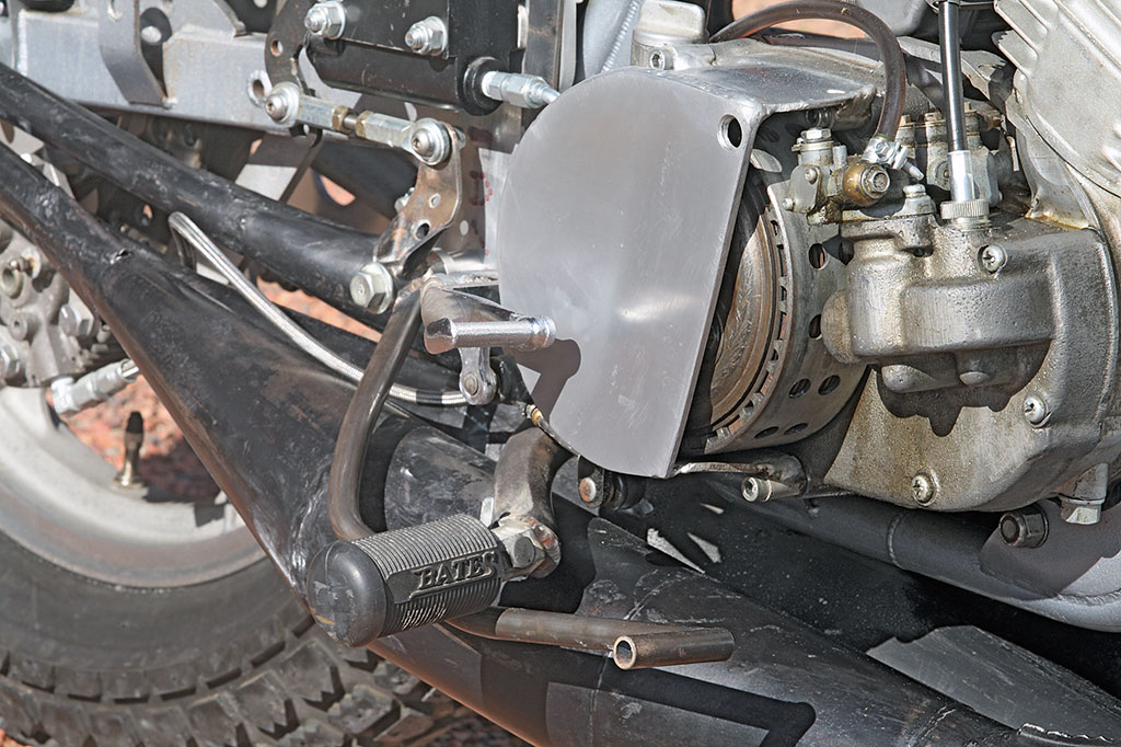 Renn Trockenkupplung Schalthebel Fuenfgang Renngetriebe und Hinterrad Bremshebel auf der rechten Fahrzeugseite