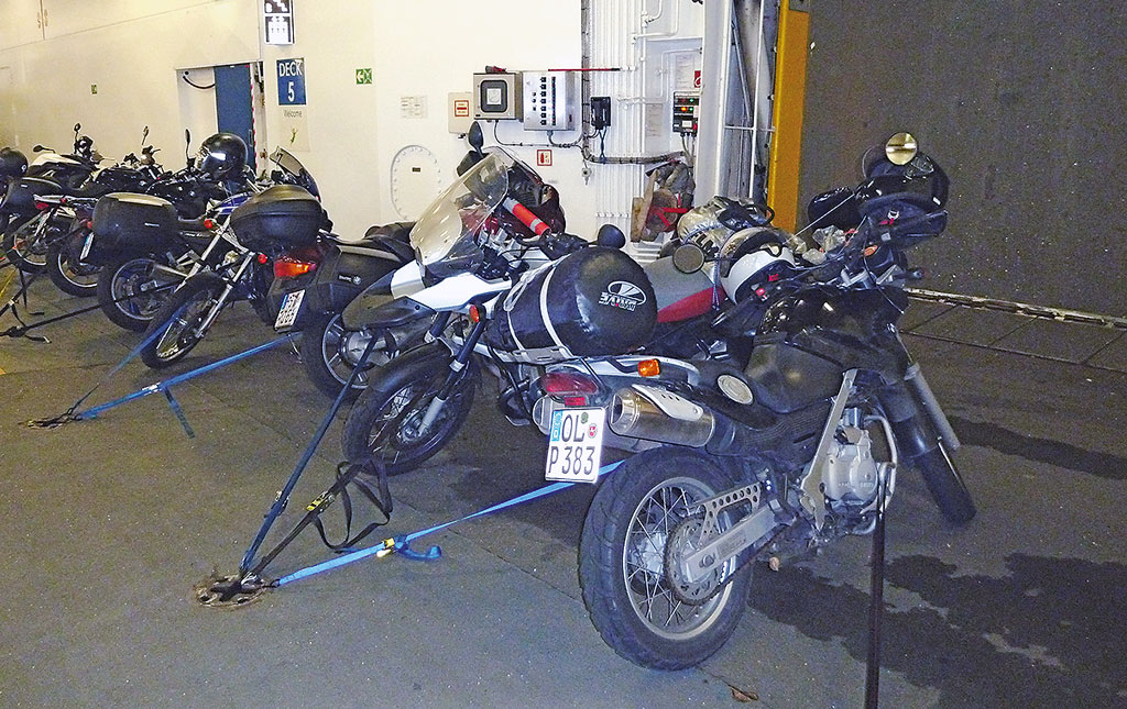 gut verzurrt auf der Faehre