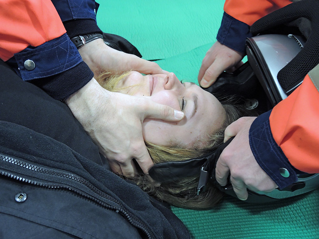 4 Helm nach hinten wegziehen