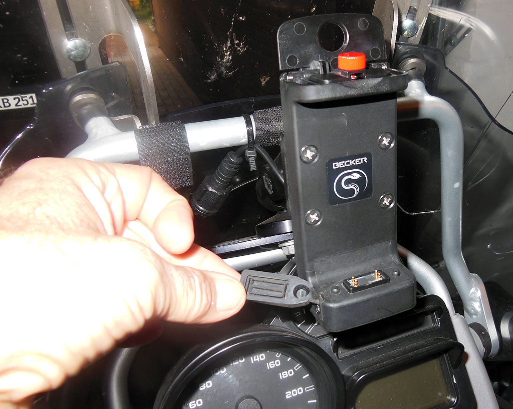 Abdeckkappe an der Halterung Becker Mamba 4