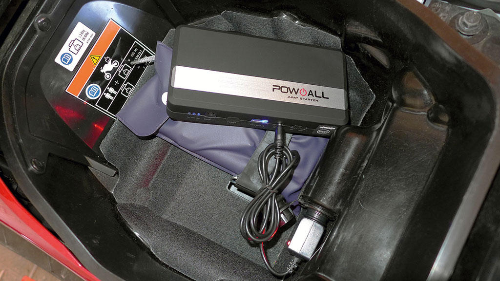 Pow all Akkupack in Helmfach