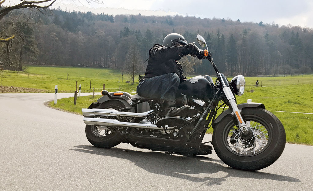 Harley Davidson Softail Slim 2016 Action