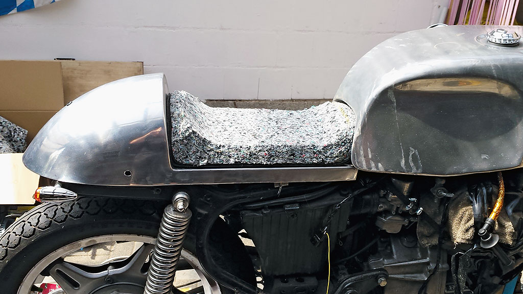 Honda CX500C Cafe Racer Sitzpolster anpassen