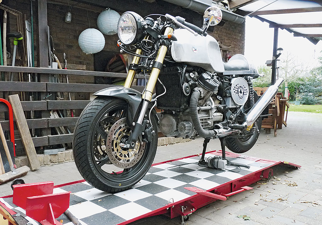 Honda CX500C Cafe Racer links vorne