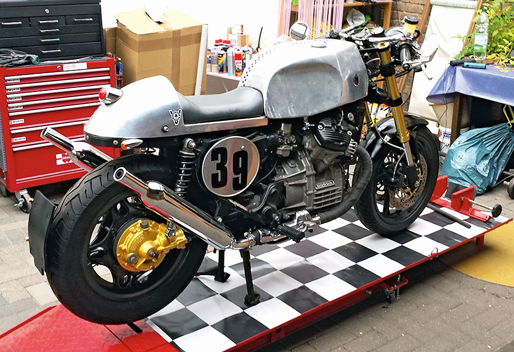 Honda CX500C Cafe Racer rechts hinten