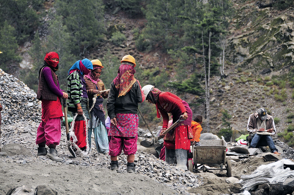 Spiti Frauen im Strassenbau