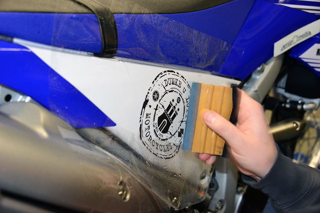 Aufkleben im Nassverfahren