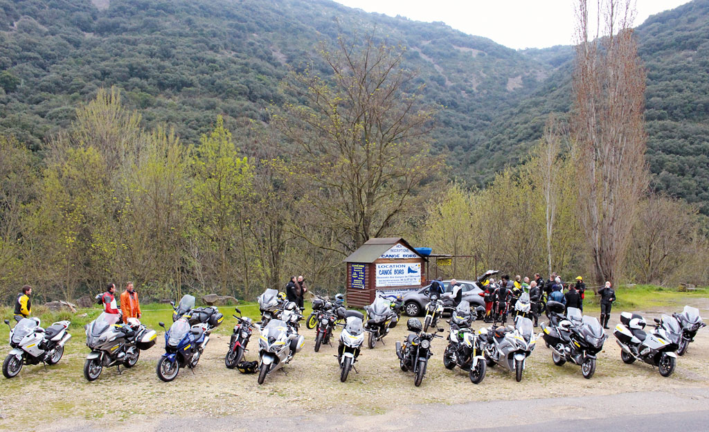 Die Dunlop Testmotorradflotte haette man so auch auf jedem anderen Tourenparkplatz finden koennen