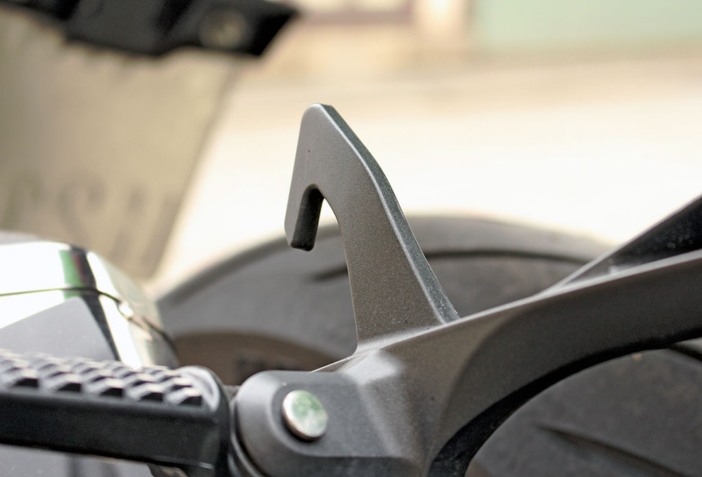 Kawasaki ZX10R Der einzige wirkliche Haken an der Zehner schafft den Spagat zwischen Rennstrecken und Tourentauglichkeit