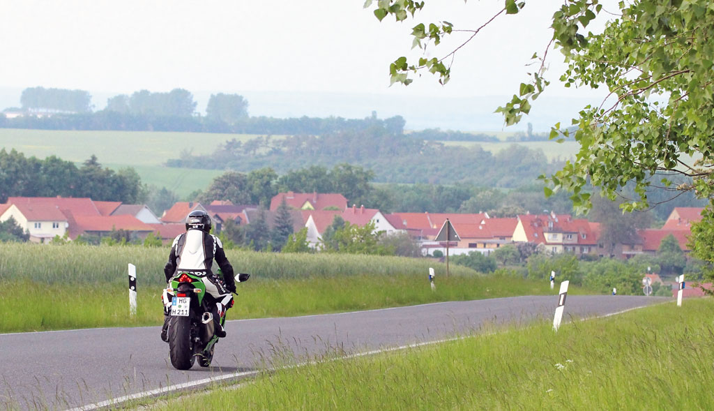 Kawasaki ZX10R Mit der Gruenen ins Gruene