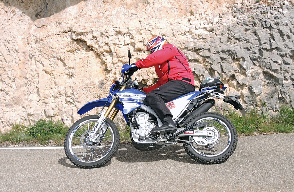 Yamaha WR250R Flott auf der Landstrasse
