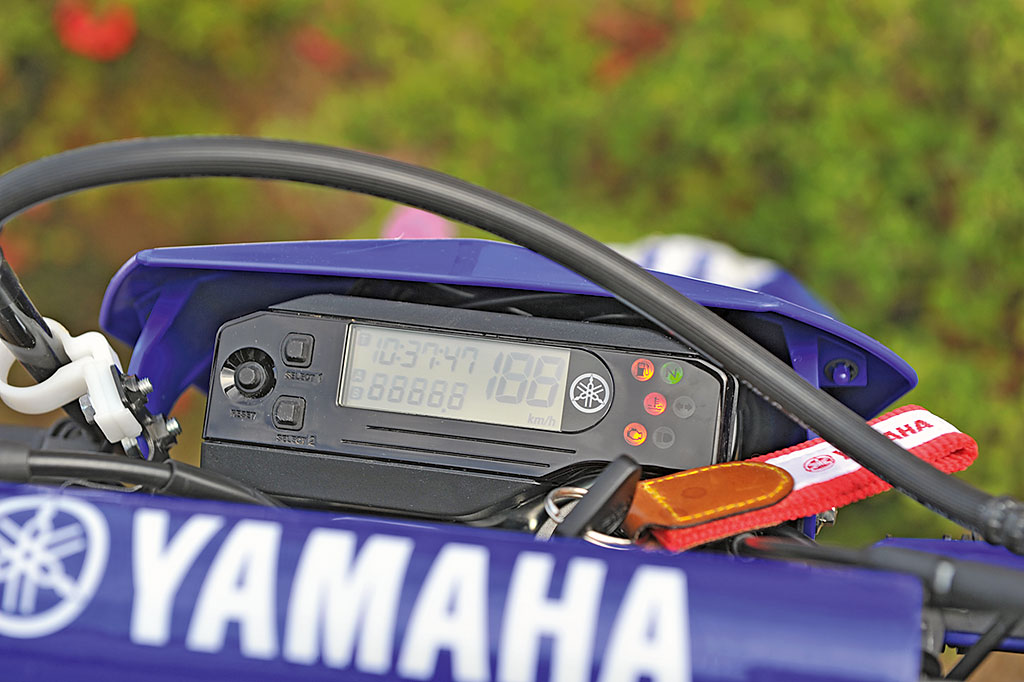 Yamaha WR250R Spartanische Instrumente ohne Drehzalmesser
