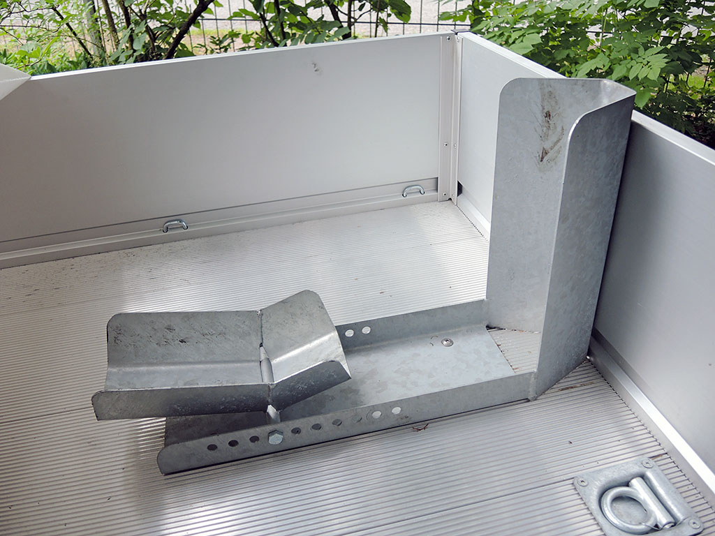 Absenkanhaenger Vorderradfalle mit Wippe und Plattenanker