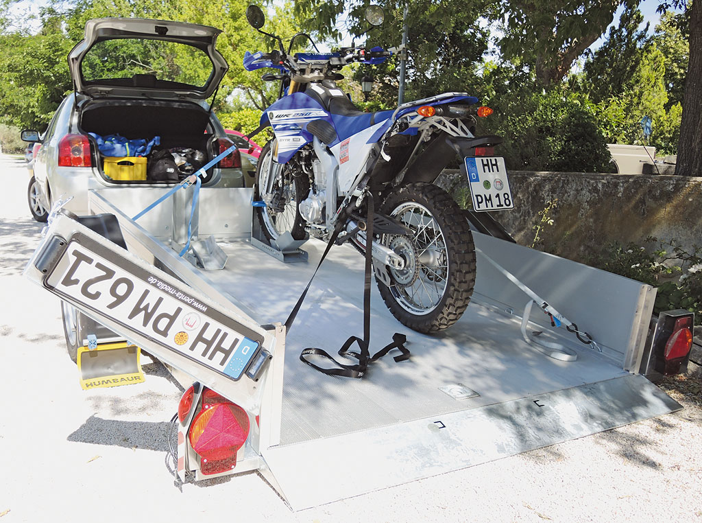 Absenkanhaenger abgesenkt hinten