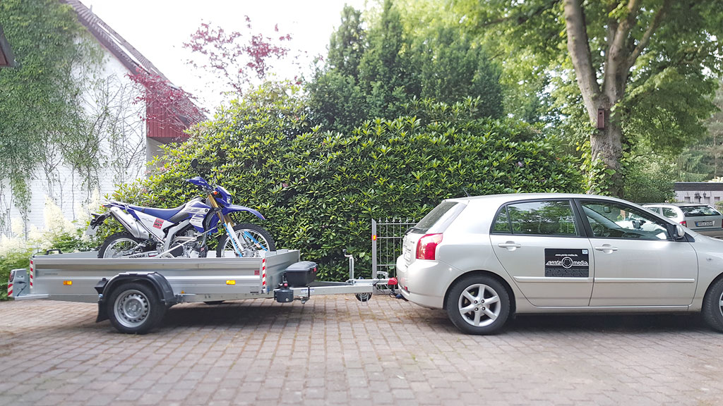 Absenkanhaenger angekuppelt