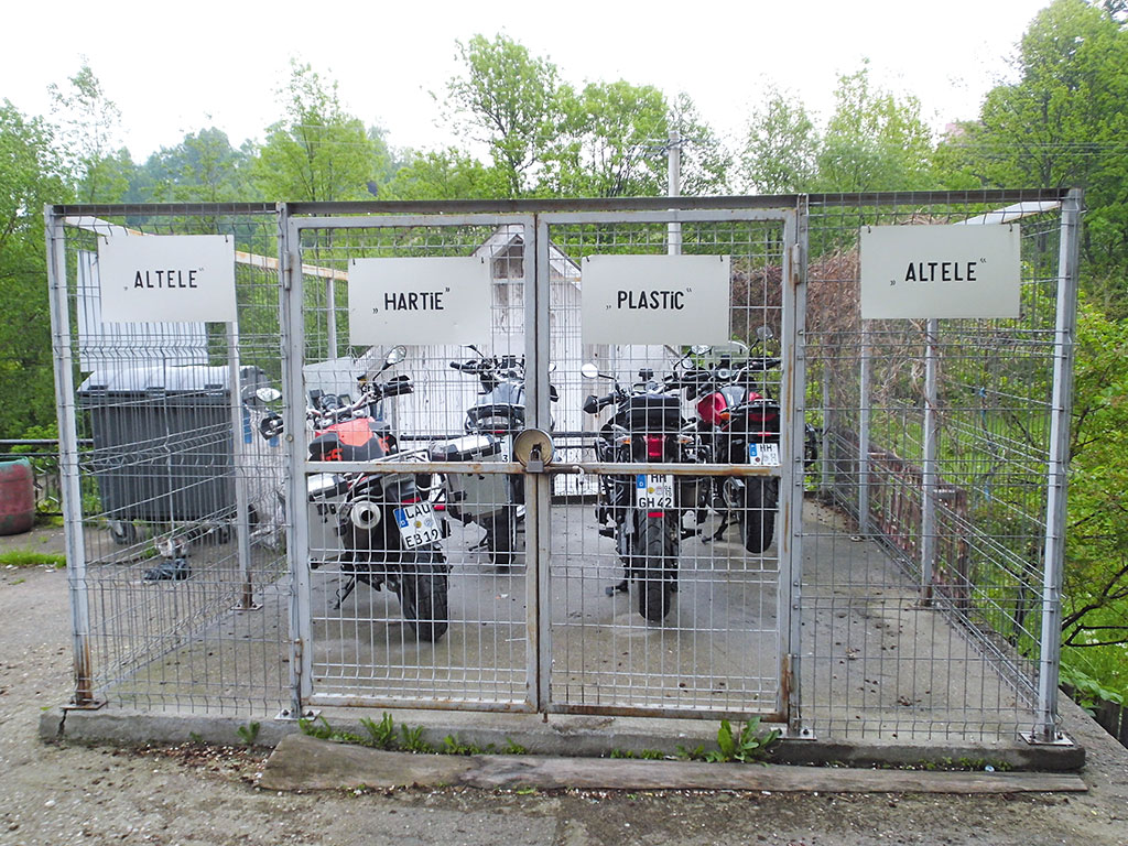 Sicherer Mopeds Abstellplatz Eigentlich wird hier der Abfall vor Baeren geschuetzt