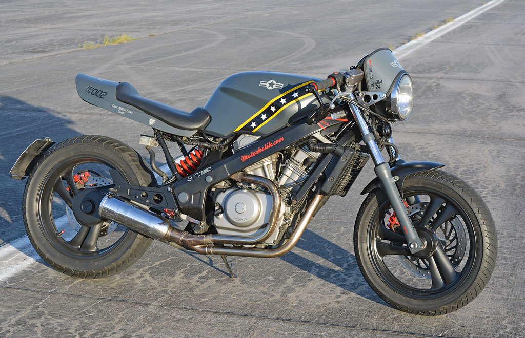 Motorholik Honda NTV650 Umbau rechts