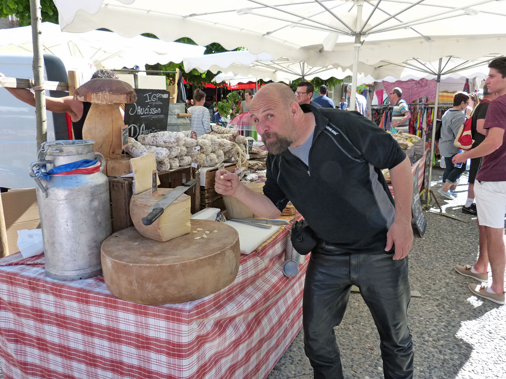 Naschen auf dem Markt in Die
