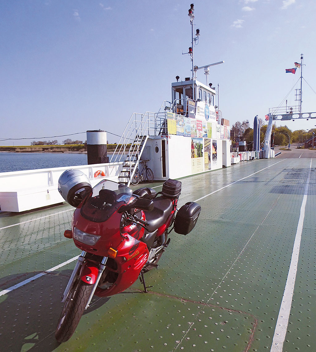 Faehre vom Hafen Glewitz