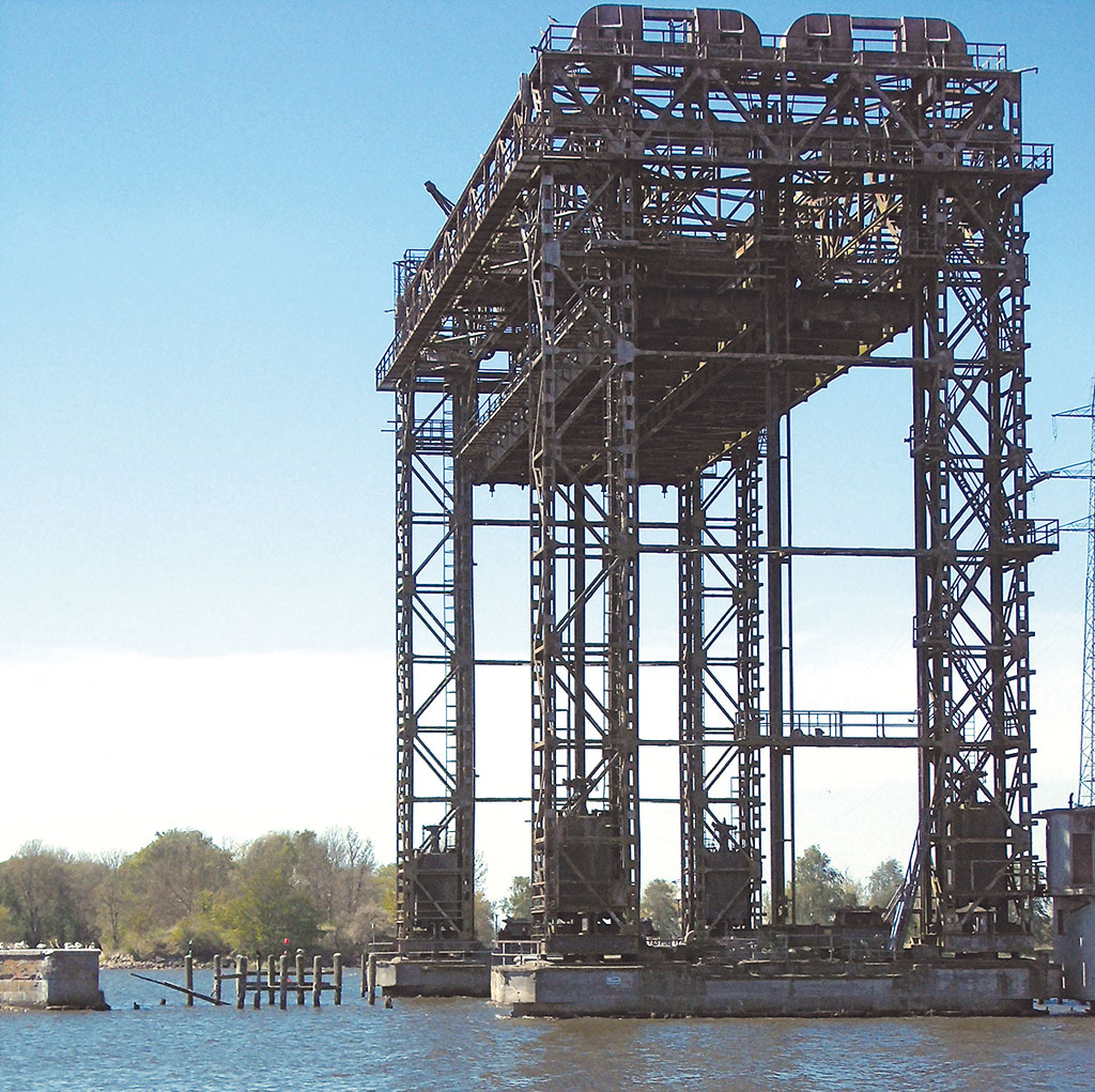 Zerstoerte Hubbruecke im Gelegenheits Faehrhafen Karnin