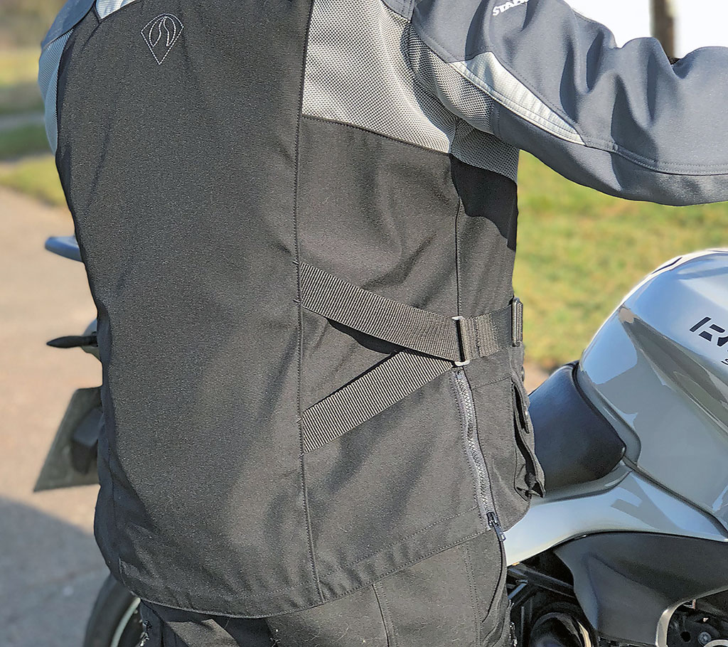 Die Taillienweite lässt sich körpernah justieren, die Protektoren sitzen im Innenanzug.