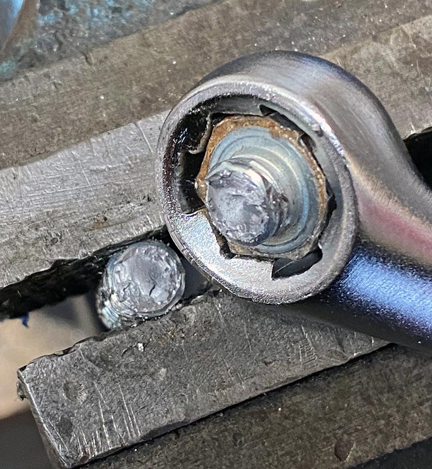 Auch bei rundgedrehten Schrauben gilt: nach fest kommt ab …