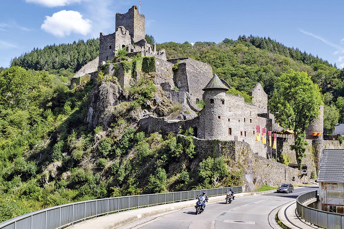 Die Manderscheider Burgen zwischen den Flussschleifen der Lieser Die Manderscheider Burgen zwischen den Flussschleifen der Lieser