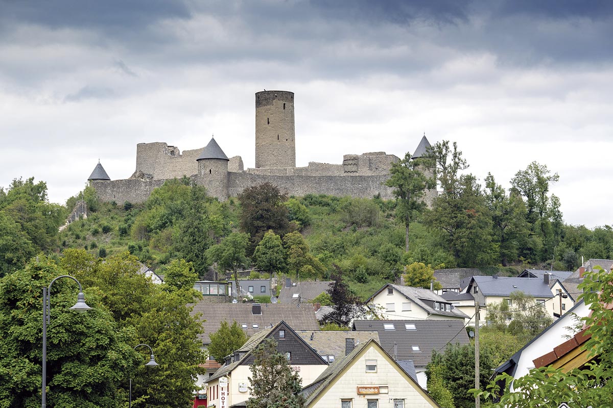 Im Zeichen der Burg - die Nürburg. Benannt nach dem nahen Ring ;-) Im Zeichen der Burg - die Nürburg. Benannt nach dem nahen Ring ;-)