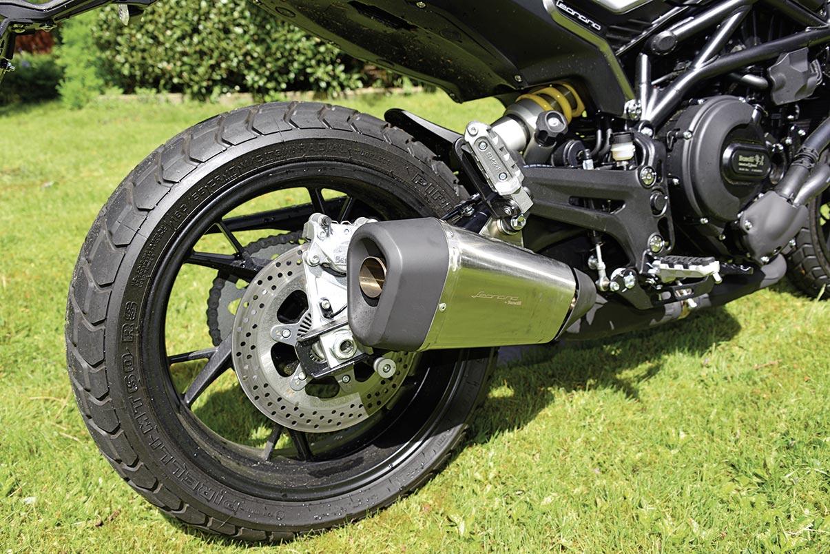 Benelli Leoncino 800 - Tirol-tauglicher Auspuff 