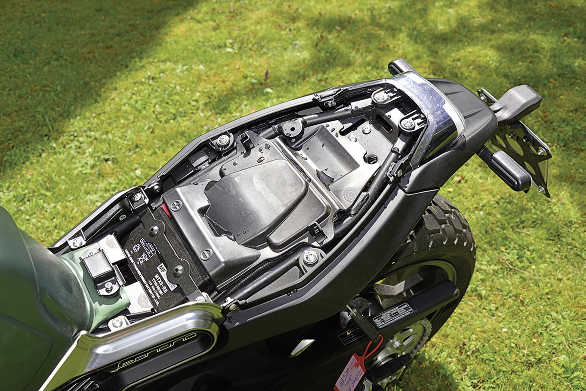 Benelli Leoncino 800 - Gut zugängliche Batterie