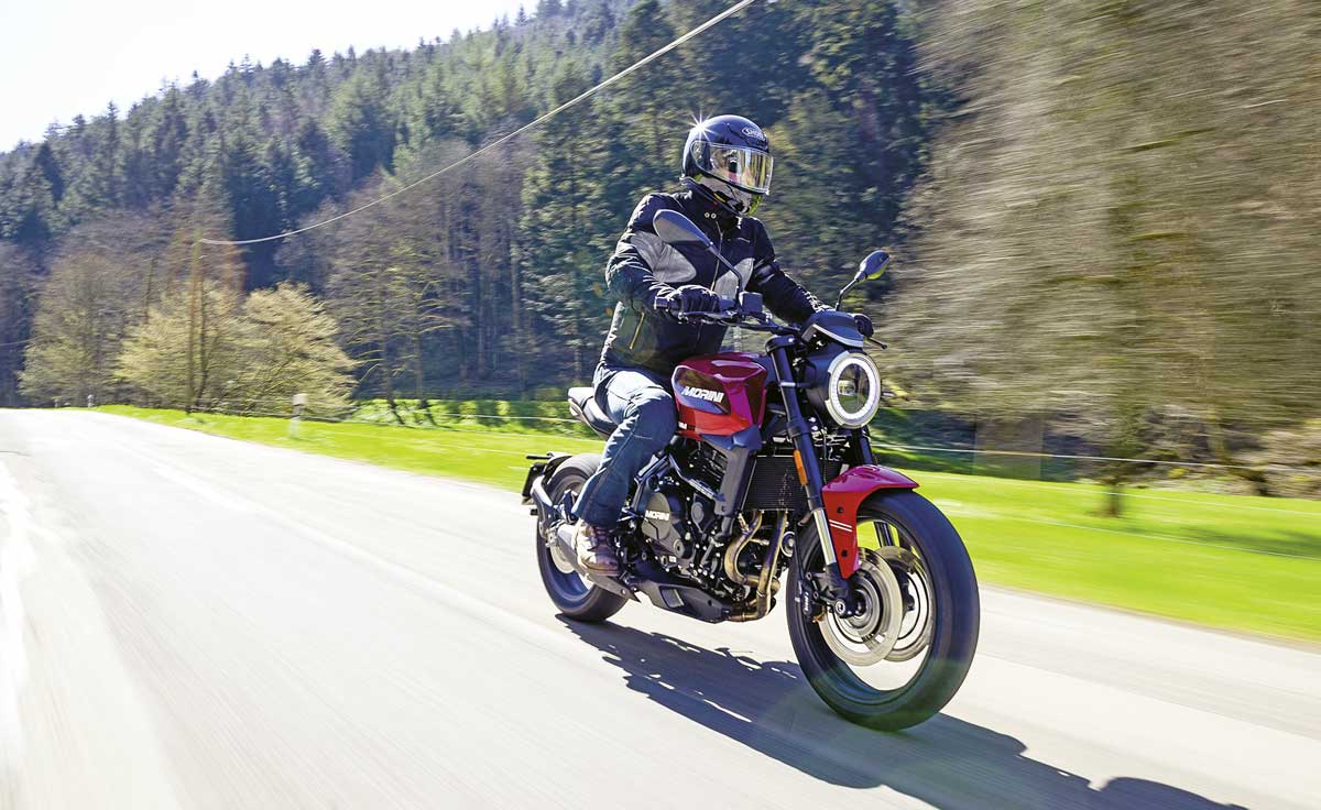 Auf Landstraßen fühlen sich Fahrer und Motorrad wohl