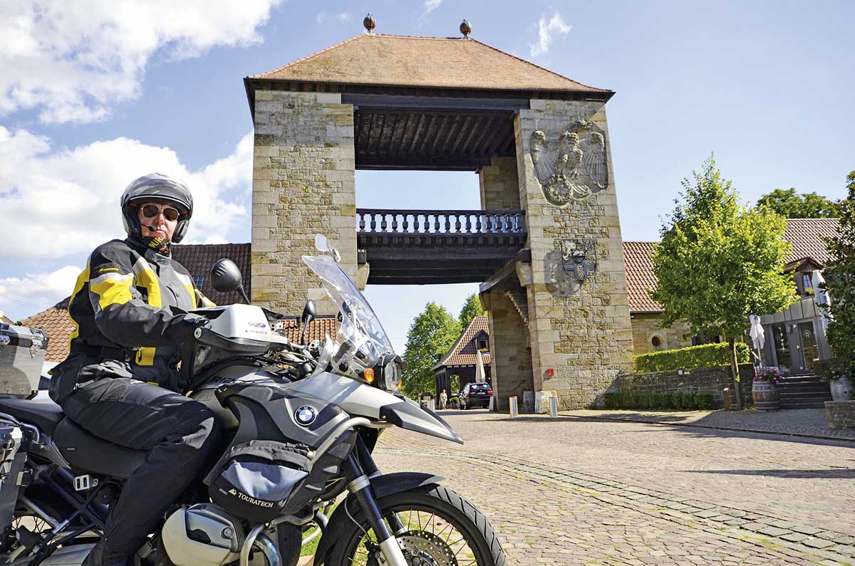 Schweigen-Rechtenbach: Das wuchtige Weintor in markiert seit 1936 die südliche Einfahrt in die Deutsche Weinstraße.