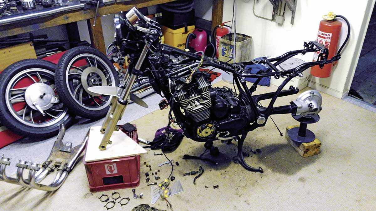 Der erste Café Racer entsteht