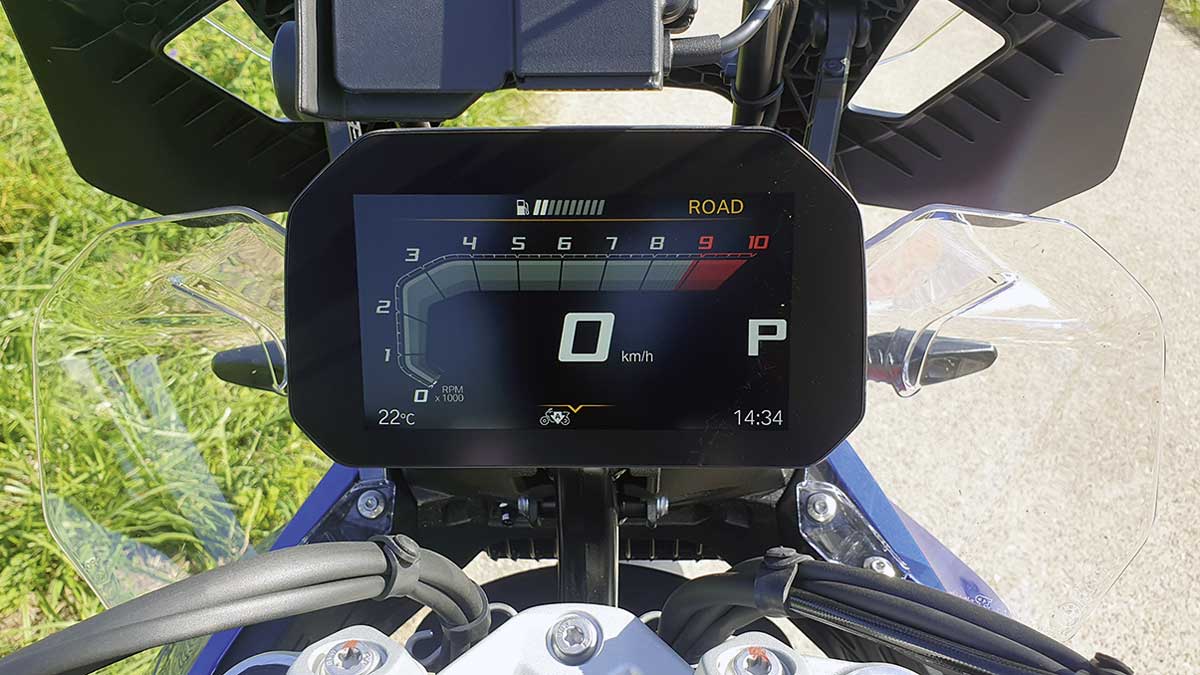 Das „P“ (rechts) weist auf das verriegelte Getriebe hin, eine zusätzliche manuelle Bremse ist nicht notwendig.