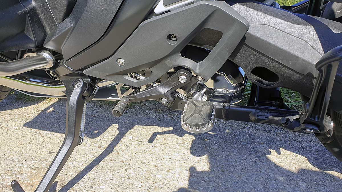 Der Schalthebel hat keine direkte Verbindung zum Getriebe, sondern gibt nur den Schaltwunsch des Fahrers weiter.