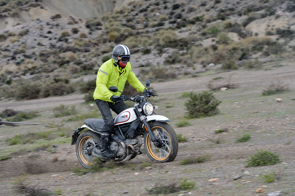 Voll eingefedert nach Landung - Ducati Desert Sled