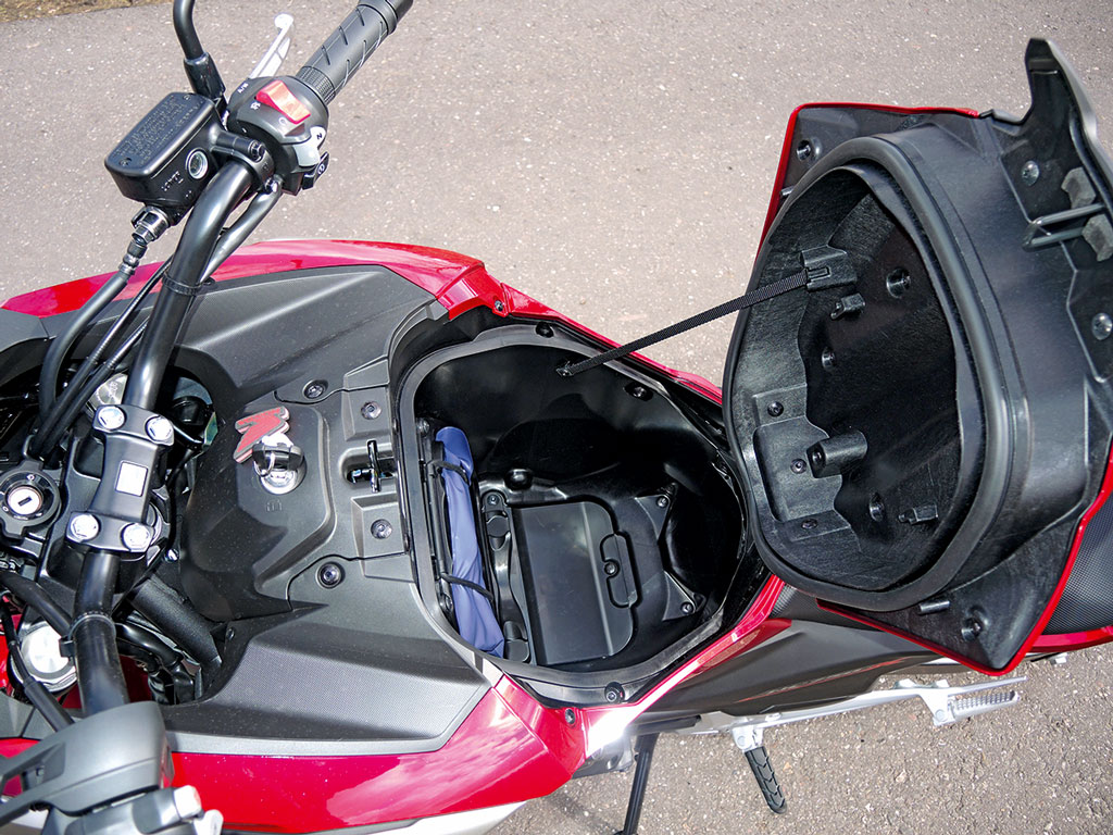 Praktisches Helmfach / Staubox