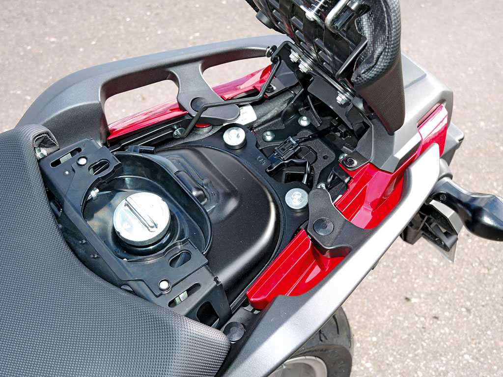 Tankstutzen unter Soziusplatz