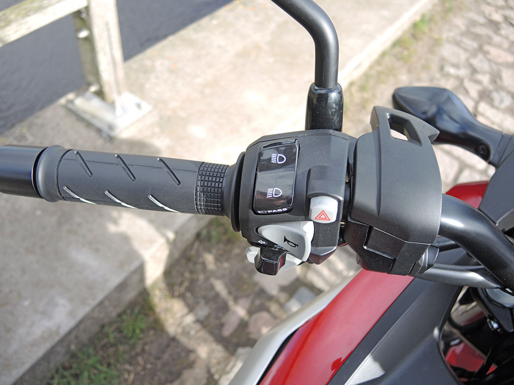 Fehlender Kupplungshebel + Feststellbremse