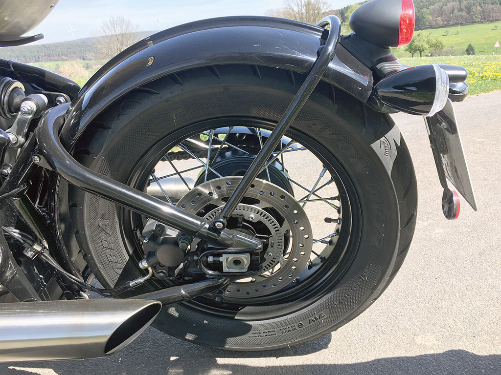 Triumph Bonneville Bobber Schwinge und ABS