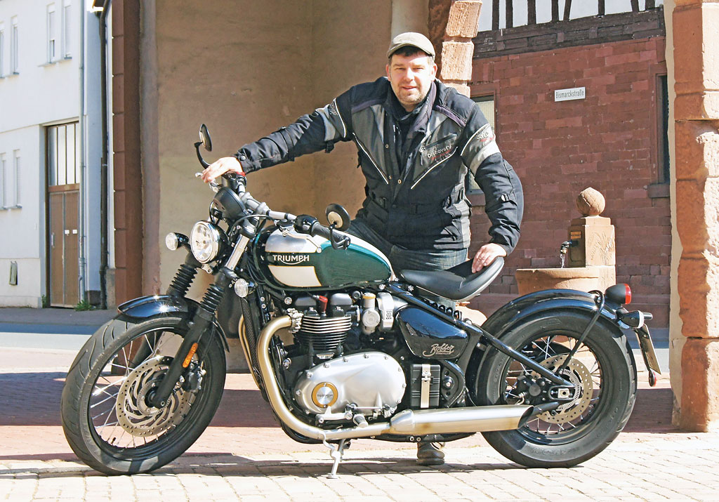 Triumph Bonneville Bobber von links mit Torsten