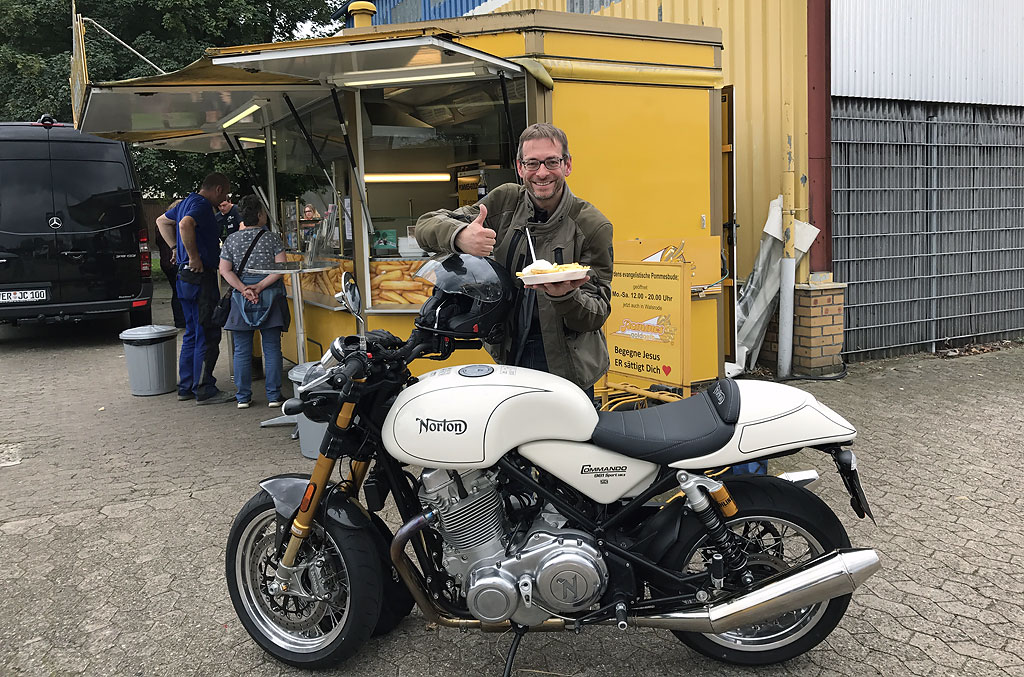 Currywurst Pommes-Majo statt Fish and Chips