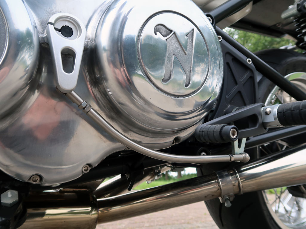 Gebogenes Schaltgestänge an der Norton Commando 961 Sport MK II