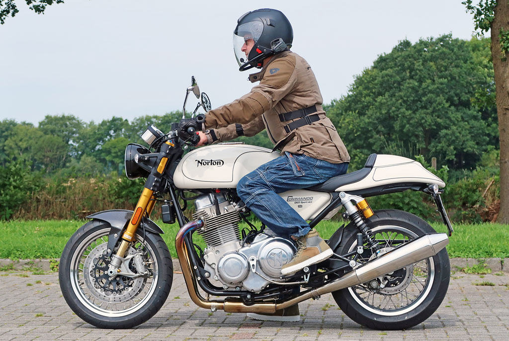 Sitzposition (Fahrer 176cm) - Norton Commando 961 Sport MK II